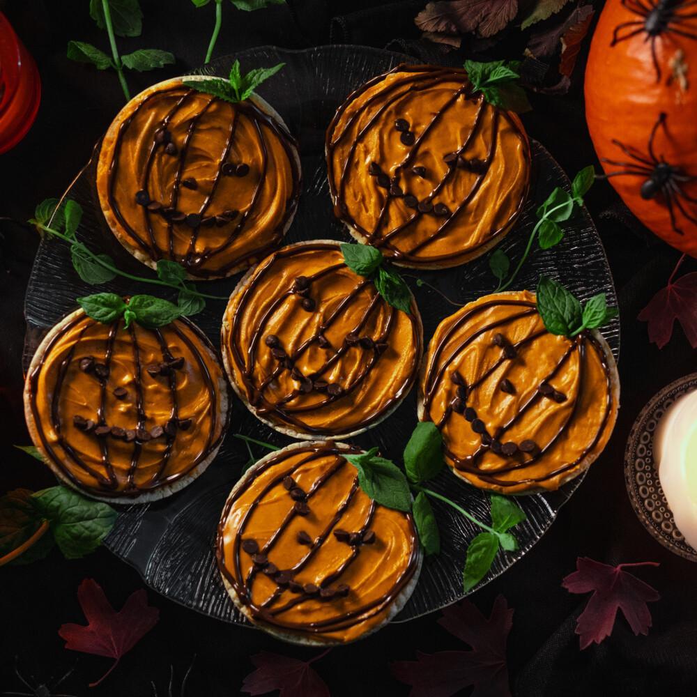 Pumpkin Spice Halloweenpuffit valmistettuna Linkosuon Kaurapuffeista, koristeltuna oranssilla suklaakuorrutteella halloween-kurpitsan näköisiksi.