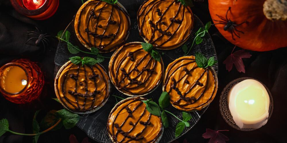 Pumpkin Spice Halloweenpuffit valmistettuna Linkosuon Kaurapuffeista, koristeltuna oranssilla suklaakuorrutteella halloween-kurpitsan näköisiksi.