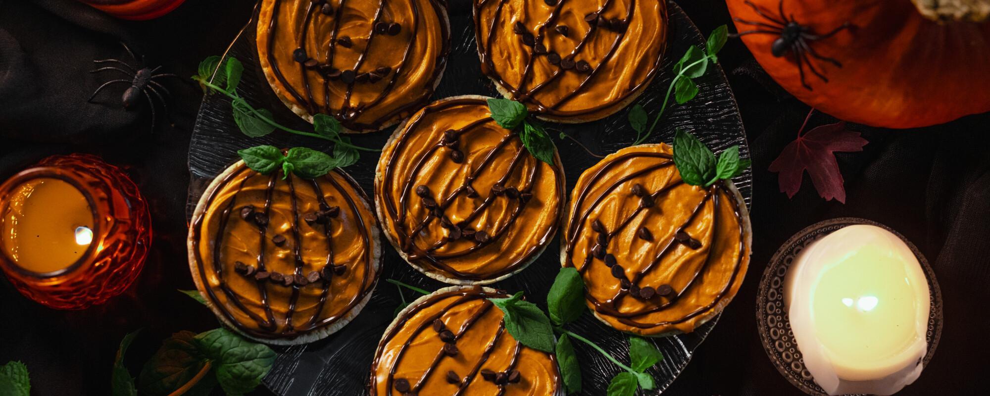 Pumpkin Spice Halloweenpuffit valmistettuna Linkosuon Kaurapuffeista, koristeltuna oranssilla suklaakuorrutteella halloween-kurpitsan näköisiksi.